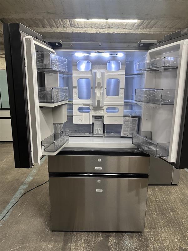 Bespoke AI 4-Door French Door AI Family Hub™ & AI Vision | Beverage Center™ | 23 cu.ft.