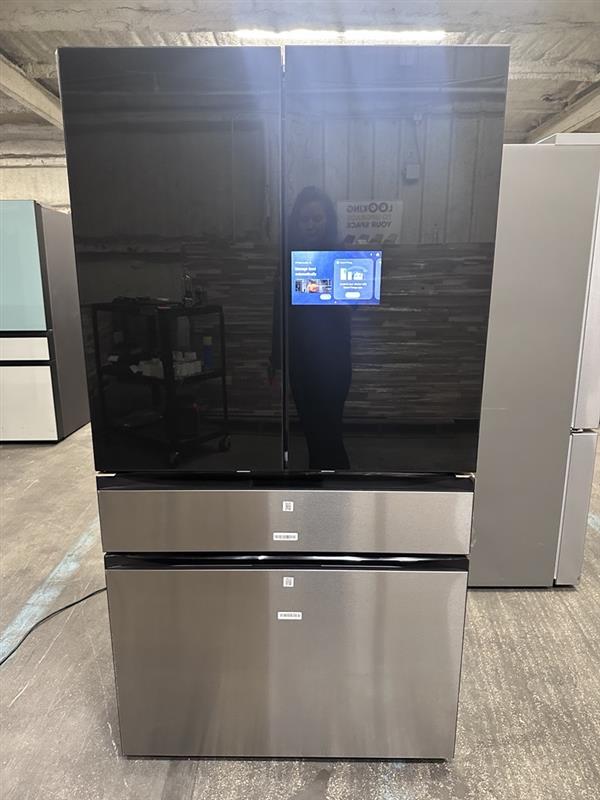 Bespoke AI 4-Door French Door AI Family Hub™ & AI Vision | Beverage Center™ | 23 cu.ft.