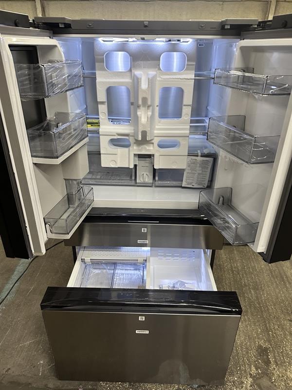 Bespoke AI 4-Door French Door AI Family Hub™ & AI Vision | Beverage Center™ | 23 cu.ft.